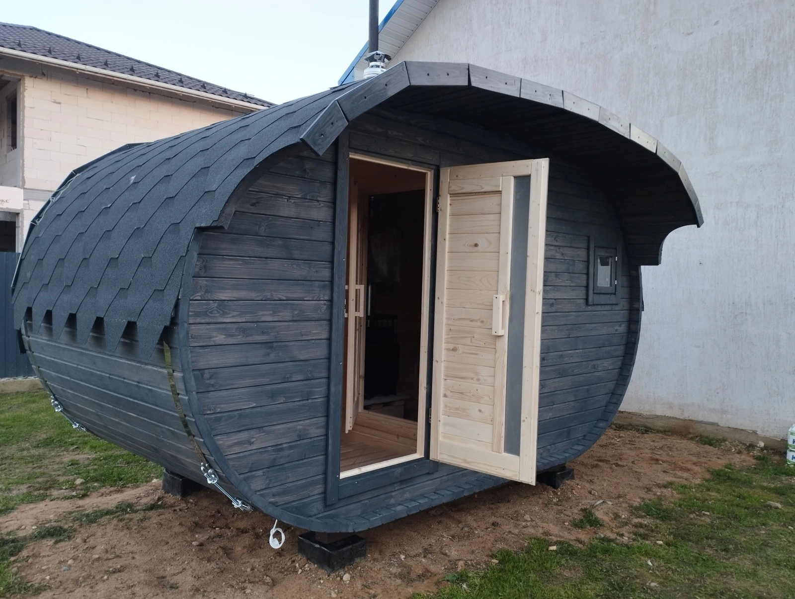 Баня овало-бочка с козырьком 2.5x4м (2 помещения)